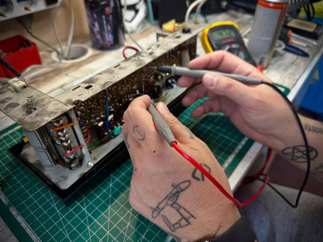 Retro della radio a transistor Mivar restaurata